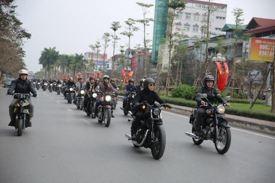 160 biker diễu hành mô tô 'mời Trần Lập' về tham dự đêm nhạc 'Hẹn gặp lại'