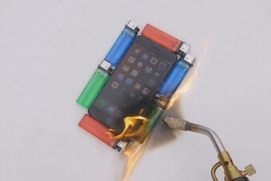 Thử nghiệm độ bền iPhone 7 Plus bằng bật lửa và đèn khò