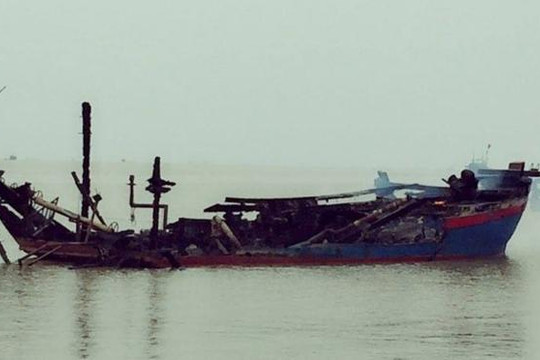 Thanh Hóa: 3 tàu cá bị thiêu rụi