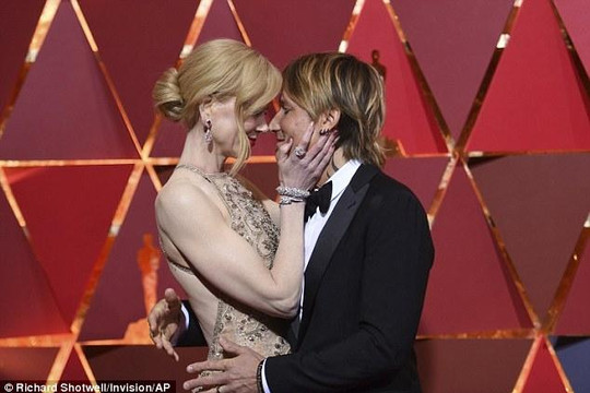 Nicole Kidman và chồng hôn nhau nồng nàn trên thảm đỏ Oscar 2017