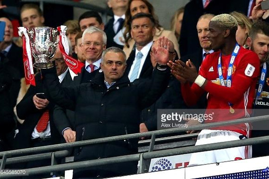 Bốn lần nâng cúp liên đoàn, Mourinho san bằng kỉ lục của Sir Ferguson