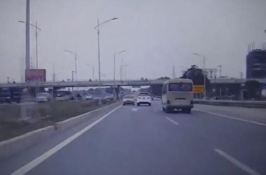 Ô tô liều lĩnh chạy ngược chiều trên cao tốc Hà Nội - Bắc Ninh