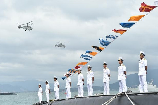 Thủ tướng Nguyễn Xuân Phúc dự lễ thượng cờ 2 tàu ngầm Kilo mới