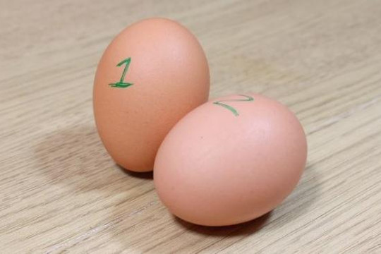 Cách phân biệt trứng sống, trứng chín chỉ bằng một thao tác 