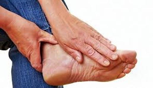 Chọn giày sai cỡ gây hại cho sức khỏe người cao tuổi