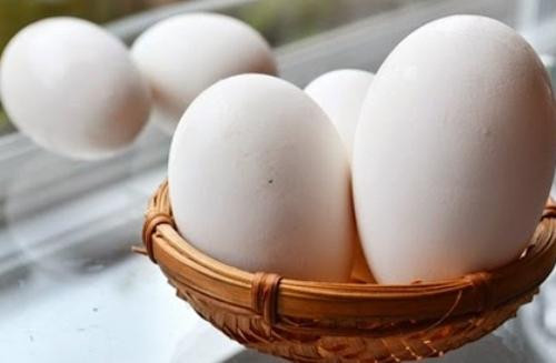 Trưởng phòng cấp huyện chôm 14 trứng vịt về cho anh em ăn tết