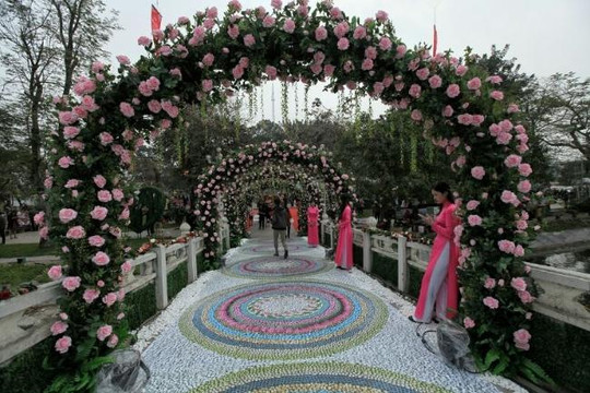 Sở VHTT Hà Nội yêu cầu thay thế hoa giả tại lễ hội hoa hồng Bulgaria