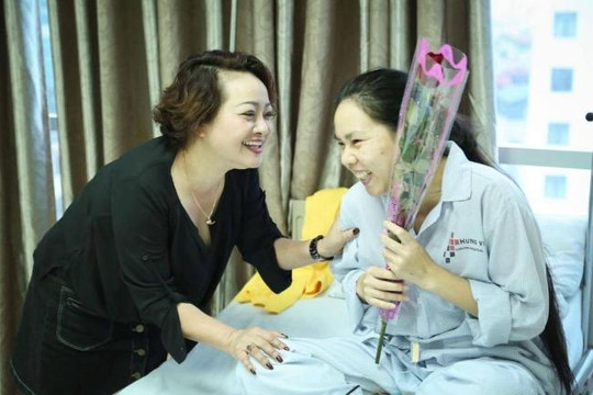 Nghệ sĩ Trà My gửi những đóa hoa tới các nữ bệnh nhân ung thư nhân dịp 8.3