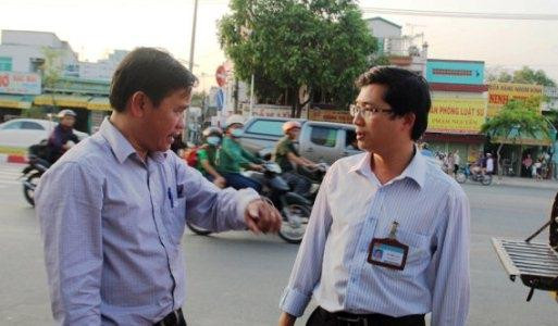 Phó chủ tịch quận Bình Tân ra đường dọn dẹp vỉa hè