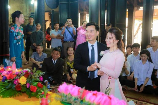 MC Thành Trung và vợ 9X được chúc phúc tại chùa trong lễ hằng thuận