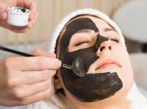 Thải độc tố cho da mặt từ mặt nạ than hoạt tính