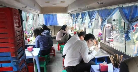 Hà Nội: Phạt 2,5 triệu đồng, buộc di dời quán 'bún chả xe khách'