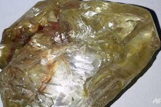 Một mục sư tìm được viên kim cương khủng hơn 700 carat