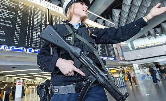 Pháp tiêu diệt một kẻ khủng bố cướp súng tại sân bay Orly, Paris