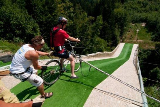 Đường đạp xe chạy thẳng xuống vực ở Pháp