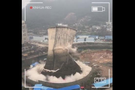 Tòa tháp 85m bị phá hủy trong tích tắc ở Trung Quốc