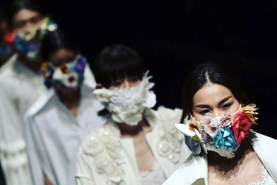 Thanh Hằng kiêu hãnh trên sàn diễn Tokyo Fashion Week 2017
