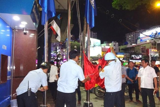 Ông Đoàn Ngọc Hải cho 'nhổ' 3 cột cờ lấn chiếm trước ngân hàng Sacombank