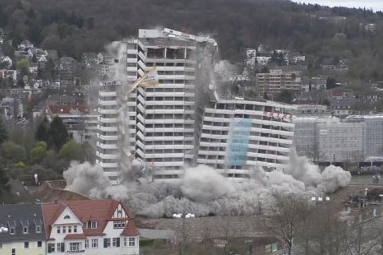 Tòa nhà cao 60m tan thành tro bụi chỉ trong vài giây