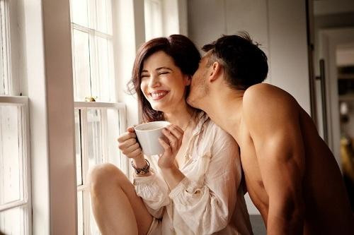 Thói quen hôn vợ buổi sáng giúp tăng tuổi thọ ở đàn ông