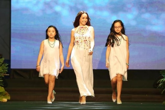 Mẹ con Hà Kiều Anh, Thuý Hạnh thu hút khi trình diễn catwalk 