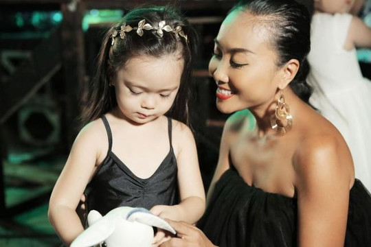 Khoảnh khắc Hà Kiều Anh, Thúy Hạnh, Linh Nga, Đoan Trang hôn con tại hậu trường 'Tuần lễ thời trang thiếu nhi VN 2017'