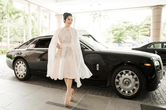 Lý Nhã Kỳ đi họp báo bằng Rolls Royce, Diễm Kyly đeo bộ trang sức 600 triệu