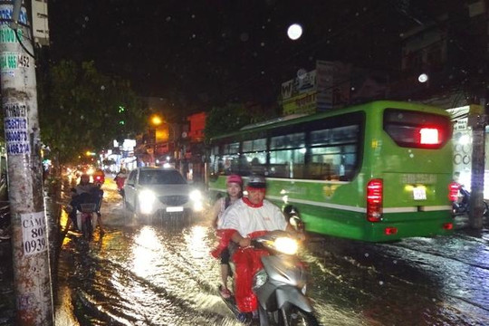 Clip người Sài Gòn bì bõm, co ro dưới cơn mưa lớn kéo dài