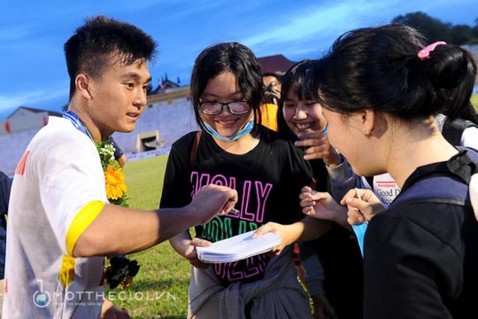 Cầu thủ U.19 Hà Nội bị fan nữ vây kín sau khi bảo vệ ngôi vô địch