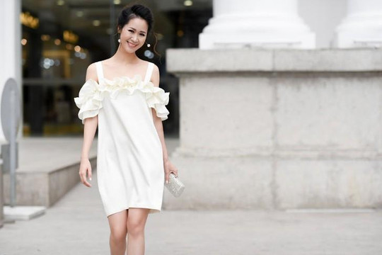 Hoa hậu Dương Thùy Linh mong manh với trang phục màu trắng