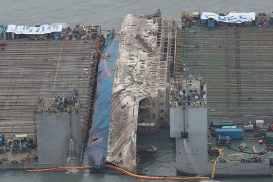 Video cảnh trục vớt phà Sewol bị chìm năm 2014 tại Hàn Quốc
