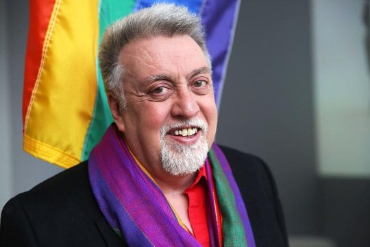 Cha đẻ lá cờ cầu vồng sáu sắc của cộng đồng LGBT qua đời