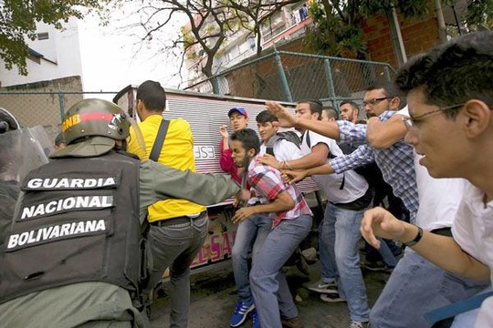 Tổng thống đòi giải tán quốc hội, khủng hoảng chính trị lan rộng tại Venezuela