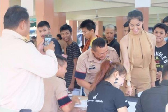 Hoa hậu chuyển giới Thái Lan gây chú ý khi đi khám nghĩa vụ quân sự