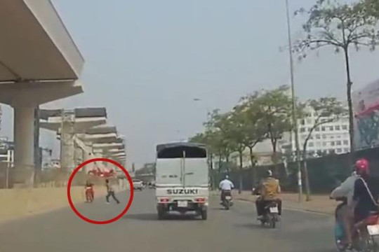Thanh niên chạy xe máy ngược chiều bị người đàn ông cầm gậy đánh