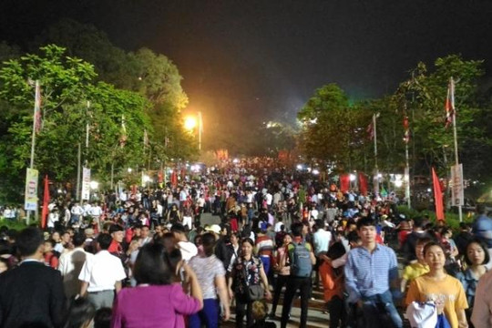 Người dân thức cả đêm chờ lễ khai hội đền Hùng 2017