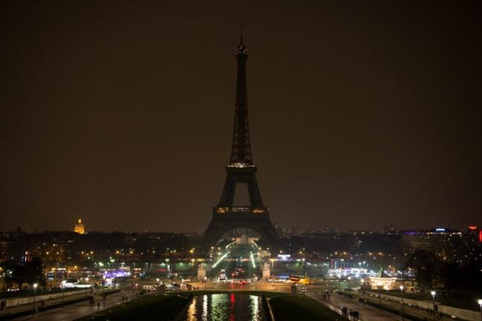 Thụy Điển bị khủng bố, Paris tắt đèn