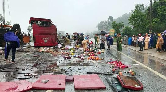 Chùm ảnh: Xe khách gặp tai nạn kinh hoàng ở Hà Tĩnh, 2 người tử vong