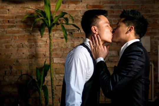 Bộ ảnh lãng mạn của John Huy Trần và bạn trai trước khi cưới