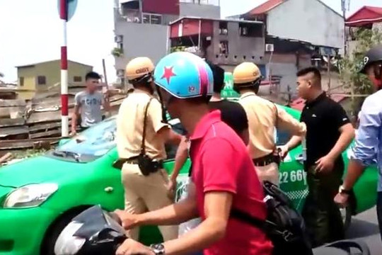 CSGT và các thanh niên hổ báo truy đuổi taxi Mai Linh gây tai nạn ở Hà Nội 