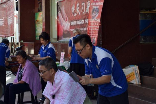 Dịch vụ massage bằng dao chặt thịt ở Malaysia