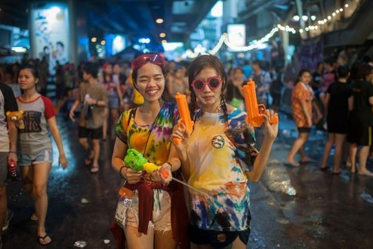 6 thanh niên bị bắt giữ do ném nước mắm tại lễ Songkran