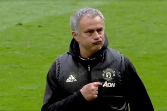 Thắng trận, Mourinho khiêu khích CĐV Chelsea