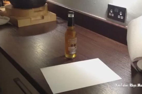 Cách mở nắp chai bia chỉ bằng một tờ giấy
