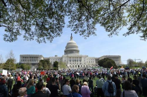 Dân Mỹ biểu tình ở nhiều thành phố đòi Tổng thống công khai hồ sơ thuế