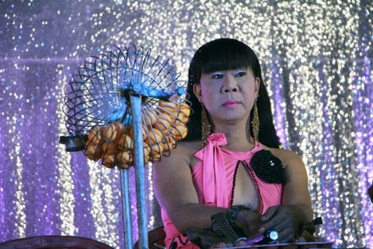 Lô tô, những 'cô đào' phiêu bạt - Kỳ 2: ‘Đời tôi pê đê, chấp nhận làm trò hề...’