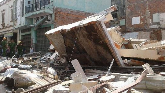 Bình Định: Nhà 2 tầng sập đổ, 1 cụ ông tử vong