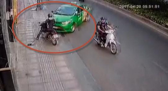 Clip tài xế Mai Linh lao thẳng taxi vào xe máy kẻ cướp, mỹ nữ mặc áo GrabBike lái SH