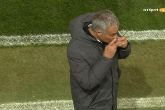 Man United hạ Anderlecht nhờ Mourinho hôn... 'lá bùa may mắn'