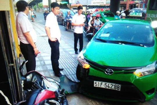 Tài xế taxi tông ngã xe tên cướp: Làm vì thấy chuyện bất bình